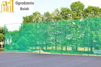 Boisko sportowe - zabezpieczająca siatka na boisko - Osłonowe siatki ochronne